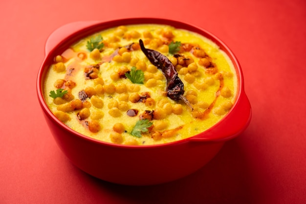 Punjabi Style Dahi Boondi Kadhi 또는 kadi 또는 카레