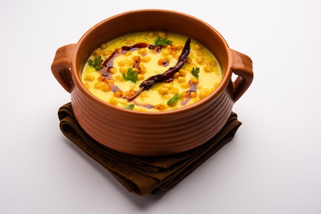 Punjabi Style Dahi Boondi Kadhi 또는 kadi 또는 카레