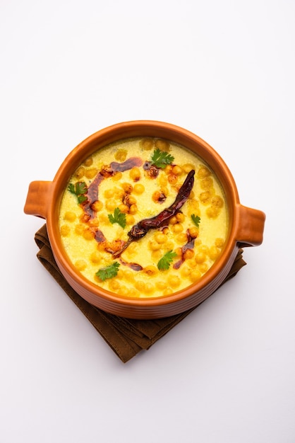 Punjabi Style Dahi Boondi Kadhi 또는 kadi 또는 카레