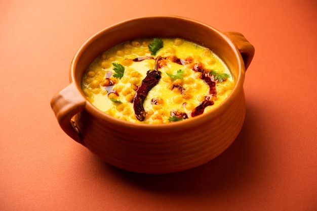 Punjabi Style Dahi Boondi Kadhi 또는 kadi 또는 카레