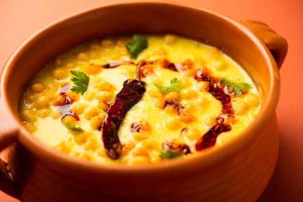 Punjabi Style Dahi Boondi Kadhi 또는 kadi 또는 카레