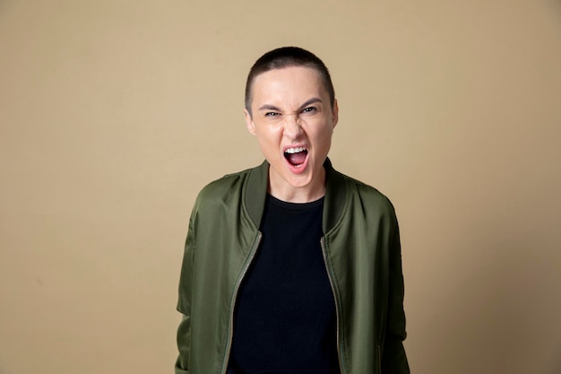 Punk skinhead vrouw in een studio shoot