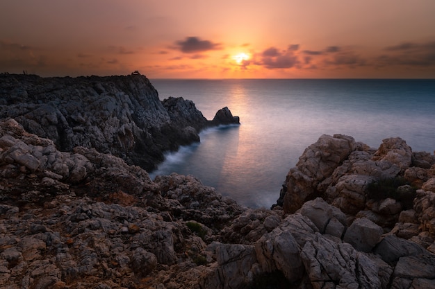 Area del faro di punta nati alla costa ovest dall'isola di minorca, spagna.