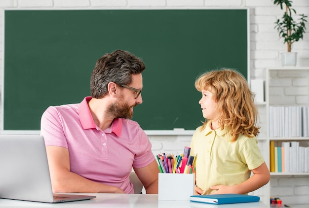 Foto allievo bambino studente e insegnante tutor in classe a scuola allievo della scuola elementare primaria