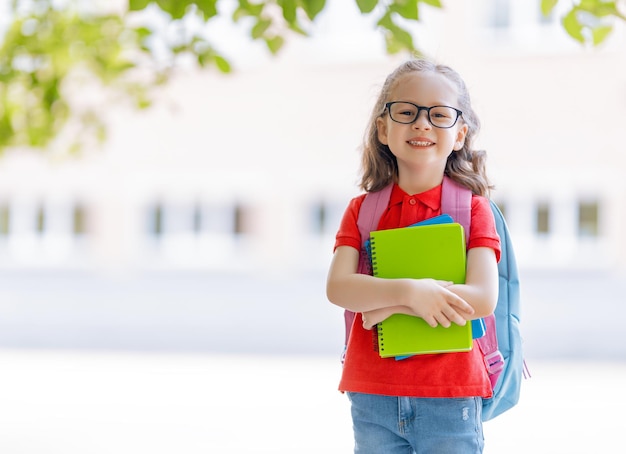 バックパック付き小学校の生徒