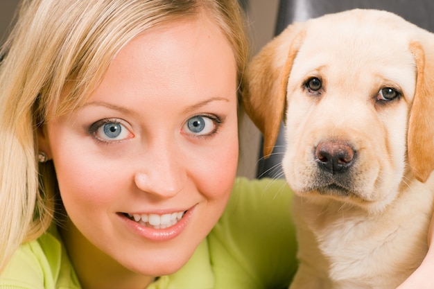 子犬と彼のお母さん