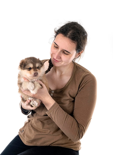 Puppy Finse Lappenhond en eigenaar voor witte achtergrond