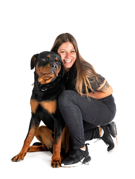 Puppy rottweiler en vrouw