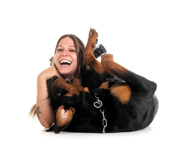 Photo puppy rottweiler and woman