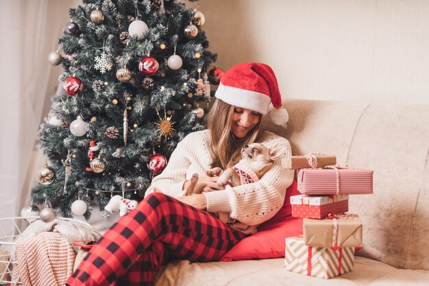 Puppy slapen met vrouw op eerste kerstdag