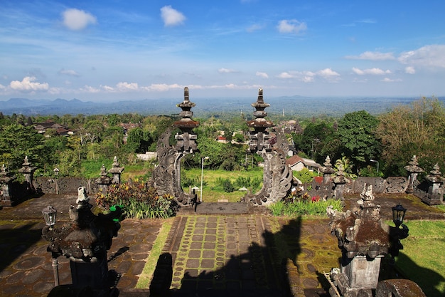 Tempio di pura besakih sull'isola di bali, indonesia