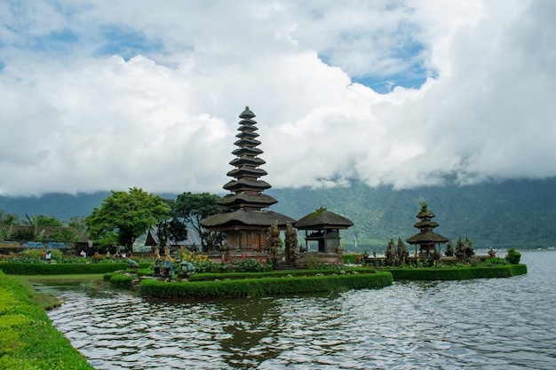 Pura Ulun Danu Bratan Beroemde hindoeïstische tempel aan het Bratan-meer in Bali, Indonesië