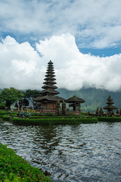 사진 pura ulun danu bratan 인도네시아 발리 브라탄 호수에 있는 유명한 힌두교 사원