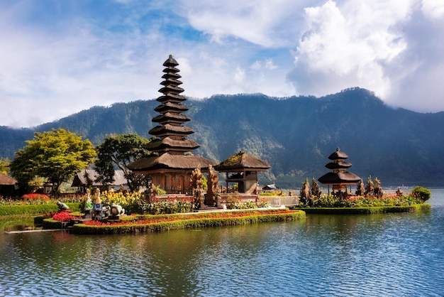 Pura Ulun Danu Bratan Hindoese tempel op het eiland Indonesië van Bali