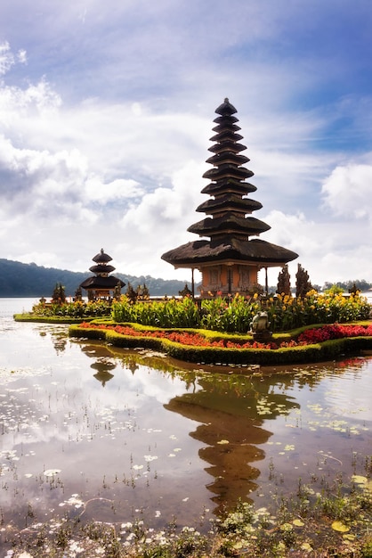 Pura Ulun Danu Bratan Hindoese tempel op het eiland Indonesië van Bali