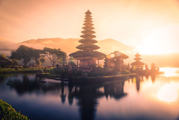 Pura Ulun Danu Bratan、バリ島の日の出、ブラタン湖の風景の上にあるヒンズー教の寺院