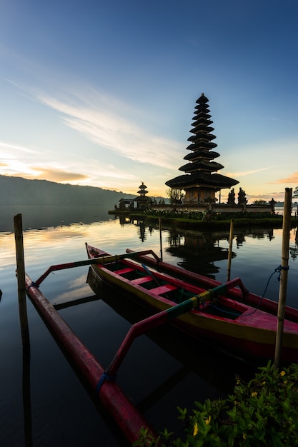 Pura Ulun Danu Bratan-tempel in het eiland van Bali. Hindoese tempel in bloemen op meer Beratan. Azië