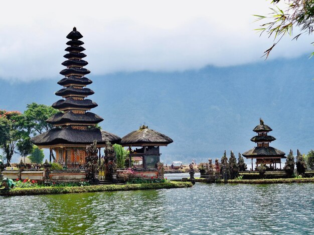 Foto pura ulun danu bratan tempio d'acqua di bali indonesia