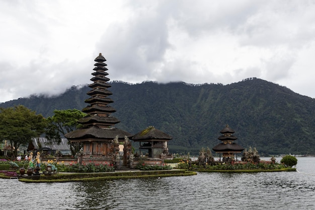 Foto il tempio di pura ulun danu situato sul lago bratan è un grande tempio indù con bellissimi giardini.