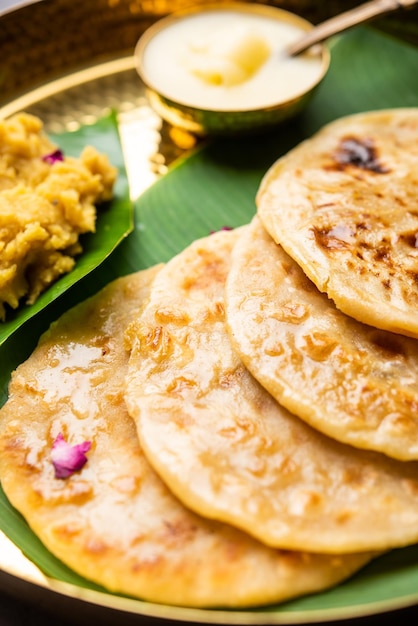 Photo puran poli puran roti holige obbattu or bobbattlu is indian sweet flatbread from maharashtra