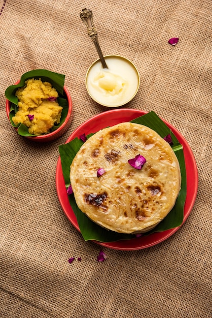 Photo puran poli puran roti holige obbattu or bobbattlu is indian sweet flatbread from maharashtra