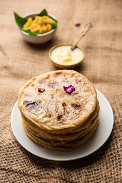 Puran poli Puran roti Holige Obbattu 또는 Bobbattlu는 Maharashtra의 인도 달콤한 플랫 브레드입니다.