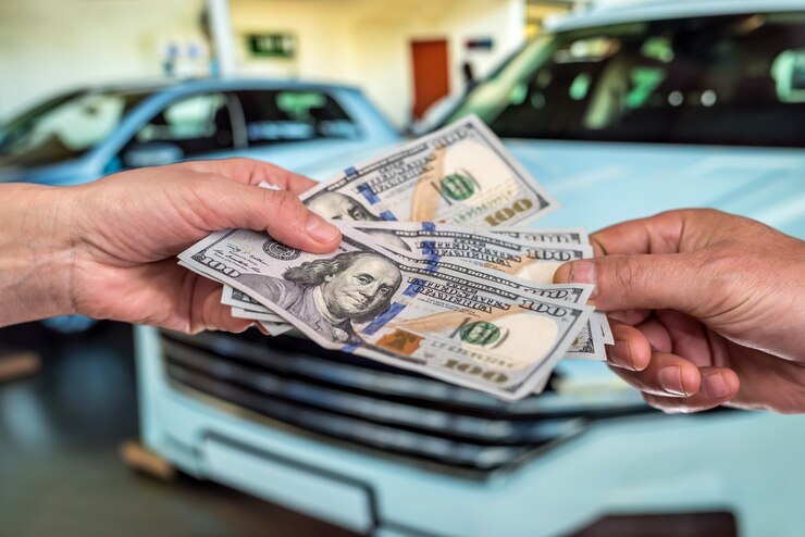 Photo 新しいacrコンセプトを購入します。家賃の自動車のためのドルを保持している男。ファイナンス
