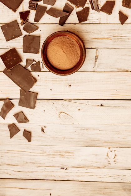 Pure chocolade en cacaopoeder op een houten tafel