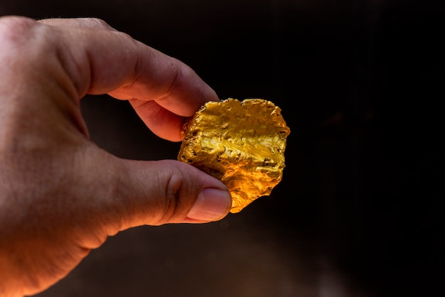 광산에서 발견 된 순금 광석은 손에 있습니다