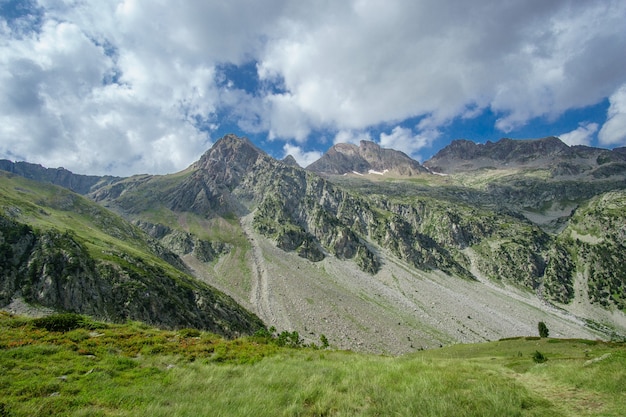 純粋な自然、ピレネー山脈の山の風景