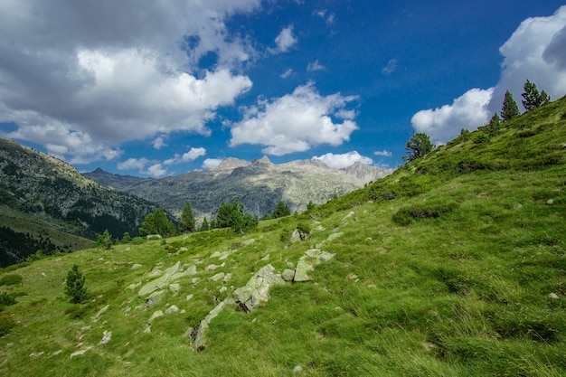 Чистая природа, горный пейзаж в Пиренеях