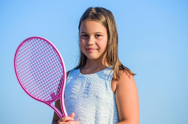 Pure perfectie zomeractiviteit energiek kind gelukkig en vrolijk sportief spel spelen zomer buitenspelen tennissen jeugdgeluk gezonde levensstijl klein meisje met tennisracket