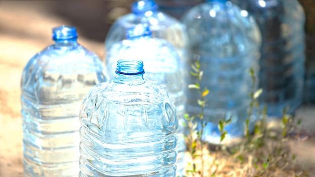 Pura acqua di sorgente in una bottiglia di plastica