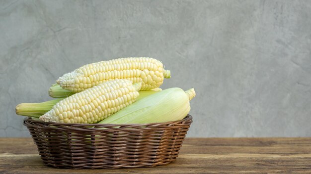 Photo pure white corn on a wooden table