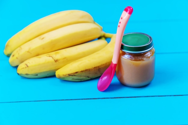 Purea per bambini piccoli con frutta.fuoco selettivo.cibo