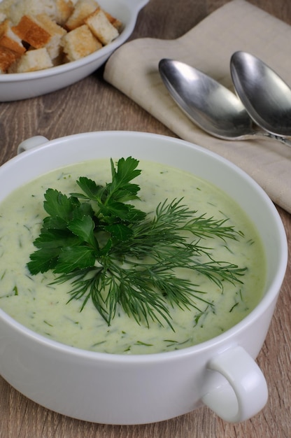 Zuppa di purea con aneto e prezzemolo