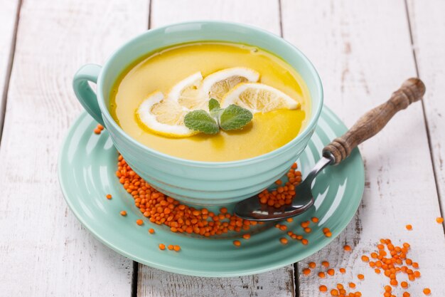 Photo puree soup with red lentils,with mint and lemon wedges