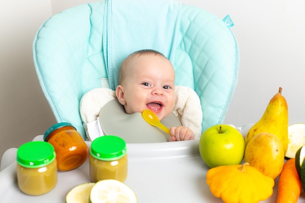 Foto puree voor babyvoeding met groenten en fruit selectieve focusvoeding de eerste aanvullende voeding van het kind