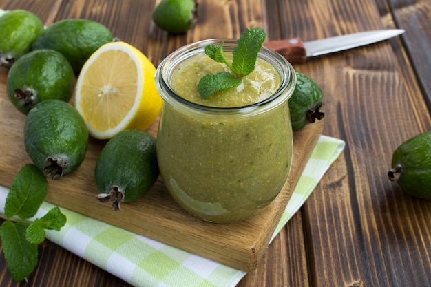 Pureer van feijoa op de houten snijplank