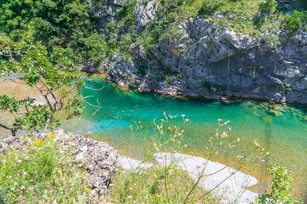 Чистейшие воды бирюзового цвета реки Морача, протекающей среди каньонов Черногории