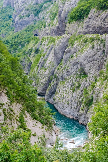 Чистейшие воды бирюзового цвета реки Морача, протекающей среди каньонов Черногории