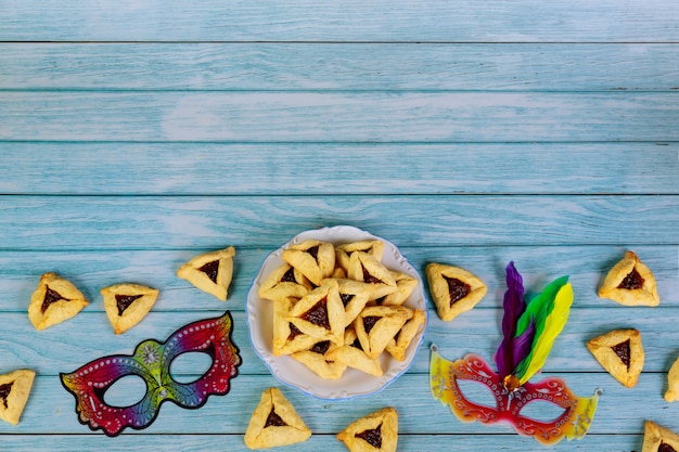 Foto purim-masker en driehoekskoekjes op wit