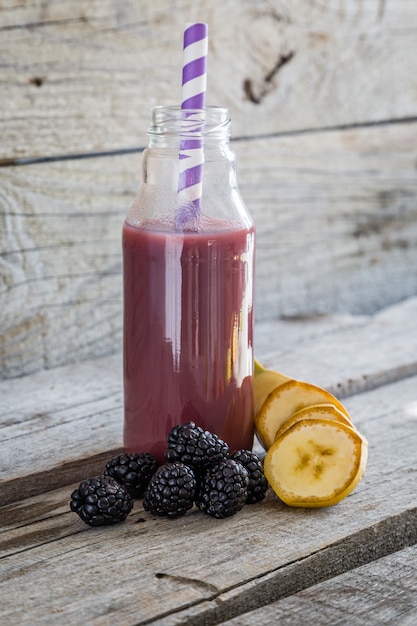 Purpere smoothie op rustiek hout