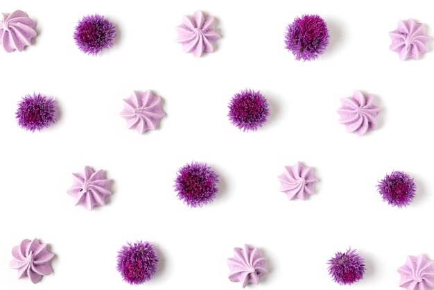 Фиолетовые цветы лука и фиолетовое безе на белом фоне Еда и цветочный узор