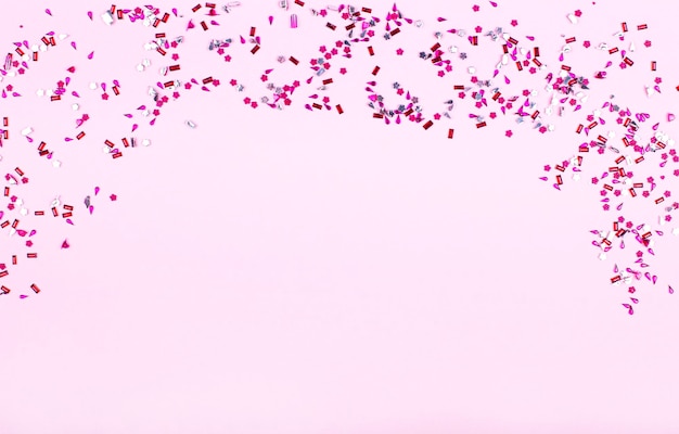 Пурпурные и розовые блестящие частицы на светло-розовом фоне место для копирования идеальный праздничный фон для презентации мокап