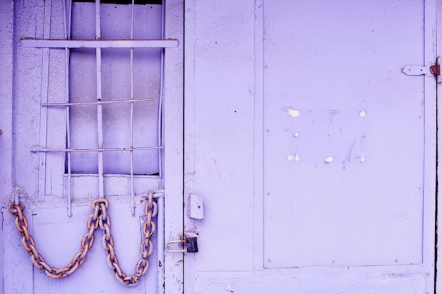 金属製のドアとグリルの紫色の背景