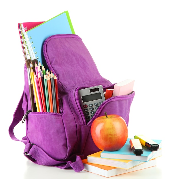 Фиолетовый рюкзак со школьными принадлежностями, изолированными на белом