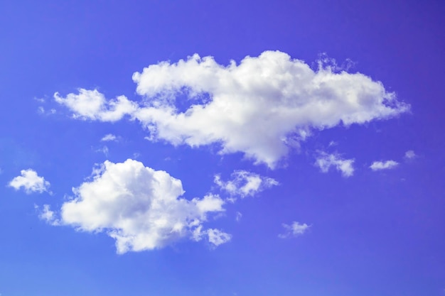 여름날 흰 적운 구름이 있는 보라색과 푸른 하늘