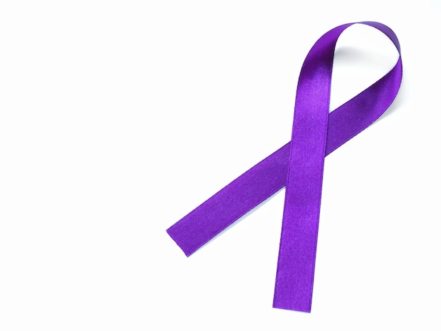 Foto nastro viola per il cancro e spazio per la copia