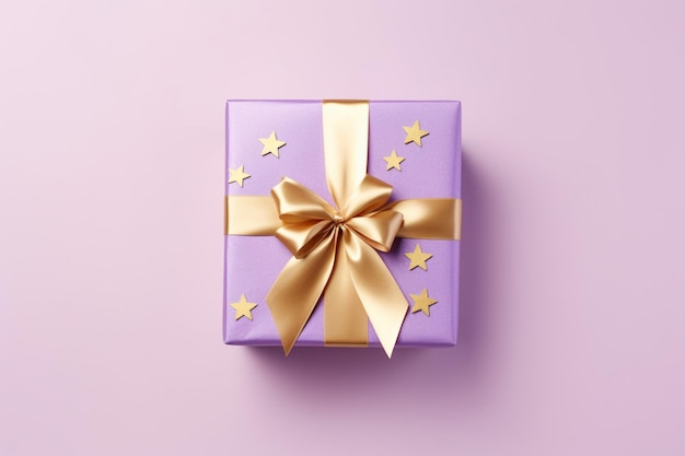 Фиолетовый рождественский подарок с золотой лентой и звездами на лиловом фоне, плоский, сгенерированный AI